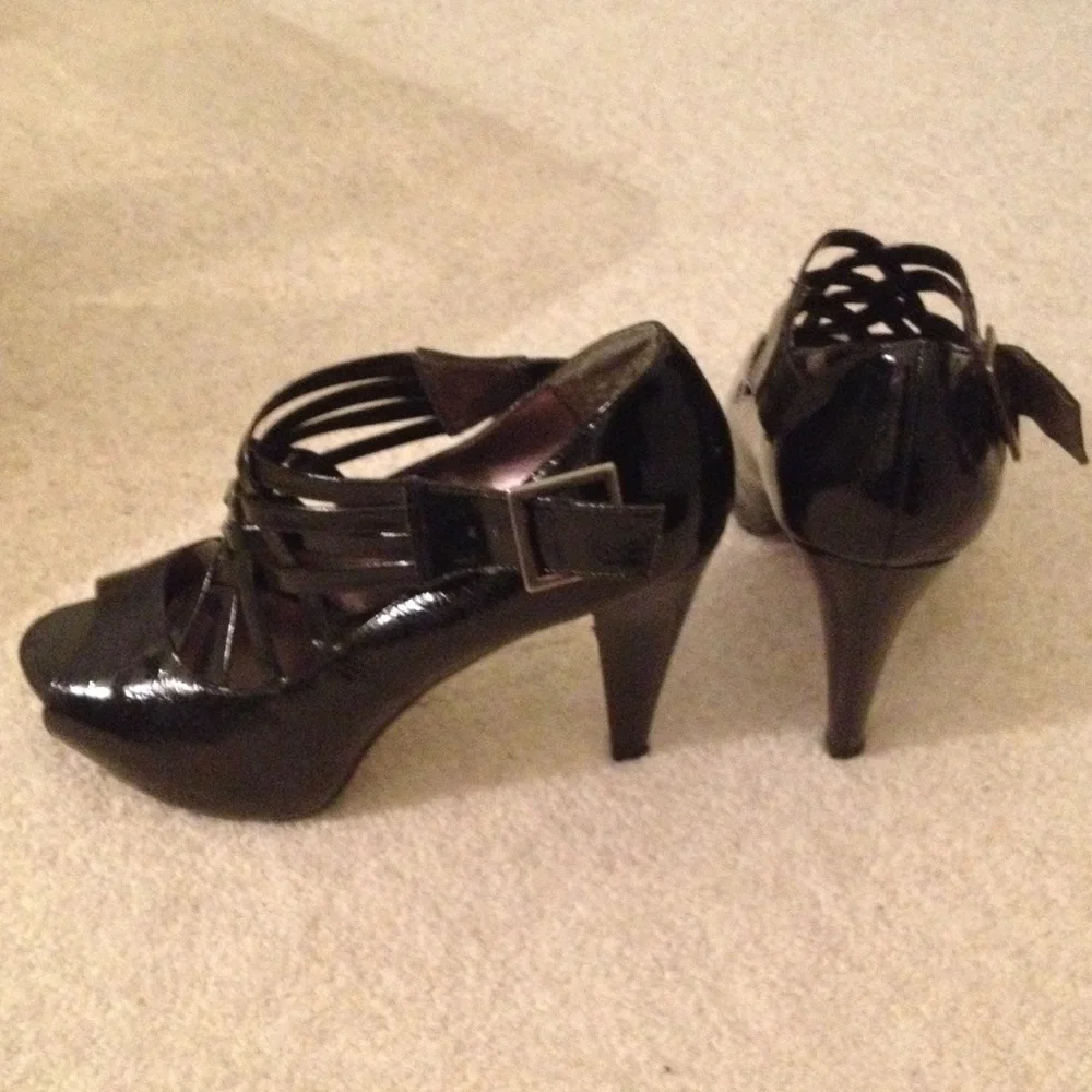 Steve Madden Black woven patent leather heels!